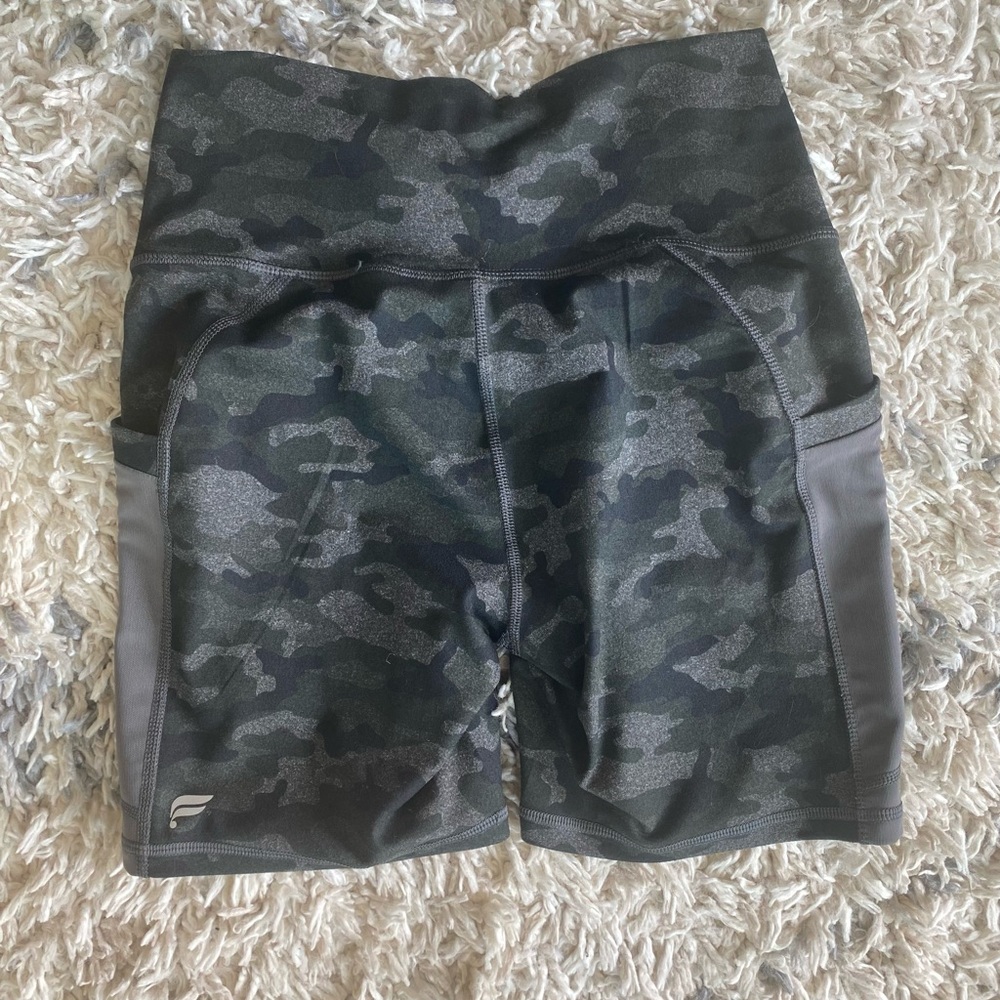 Fabletics camo bike shorts - Picture 5 of 5